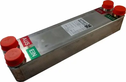 Plattenwärmetauscher mit metallischer Oberfläche und roten Anschlusskappen. Auf dem Gehäuse sind Beschriftungen für Ein- und Ausgang sichtbar. Hersteller ist Wolf.